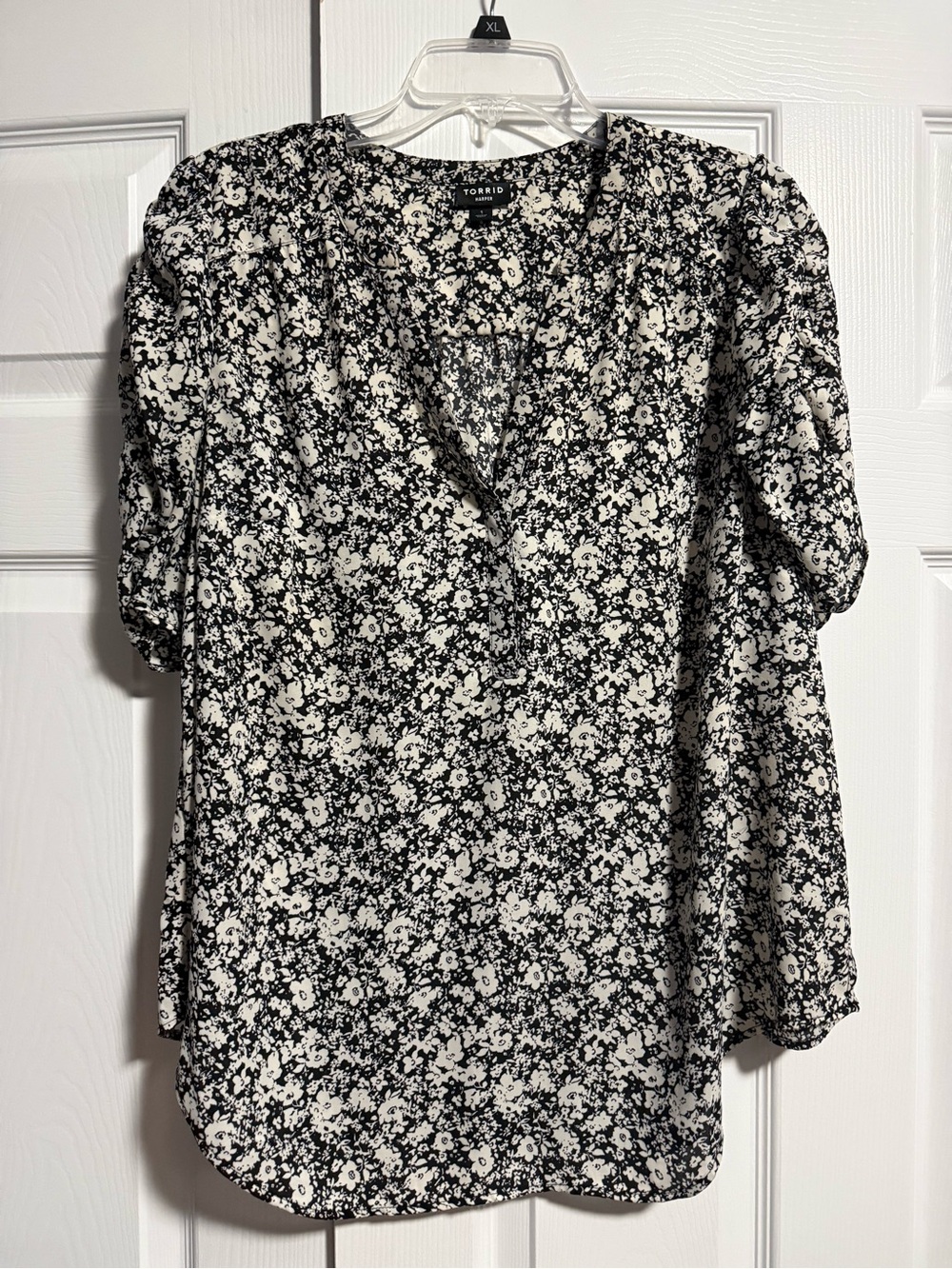Torrid Black and Cream Floral Harper Blouse size 10